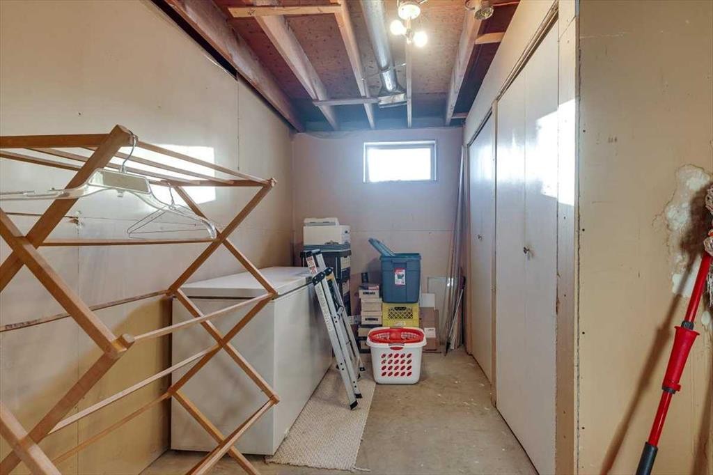 40 Nielsen Close, Red Deer, AB - Indoor Photo Showing Other Room