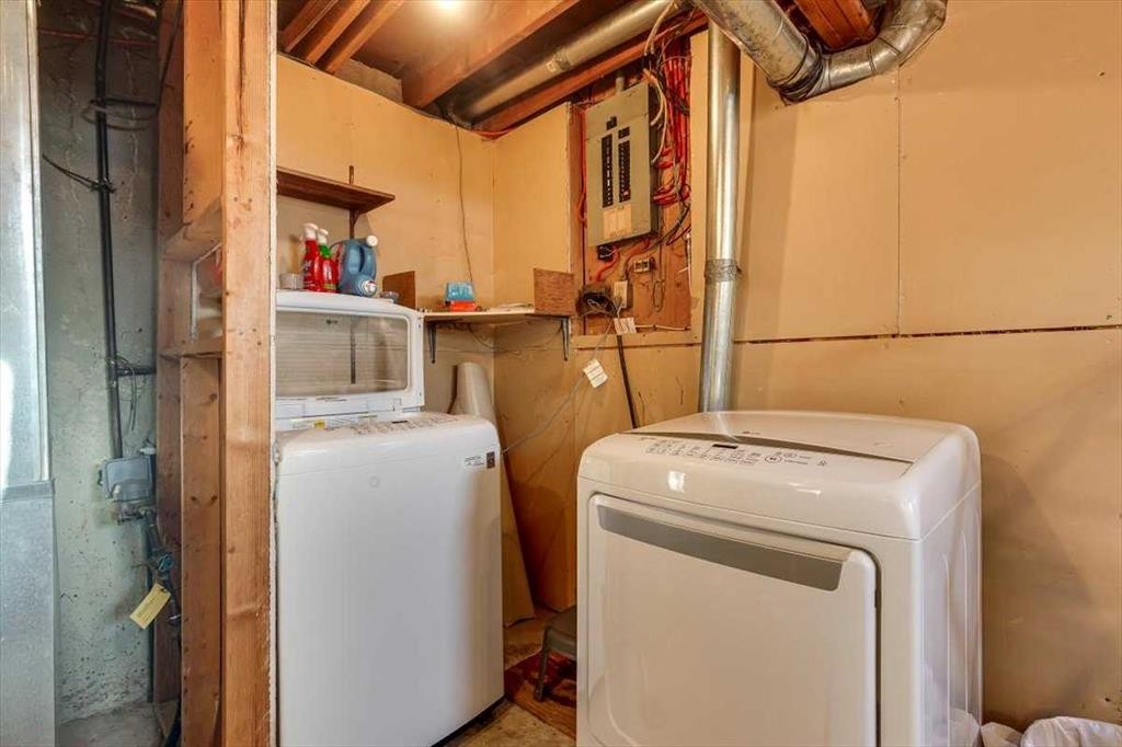 40 Nielsen Close, Red Deer, AB - Indoor Photo Showing Laundry Room