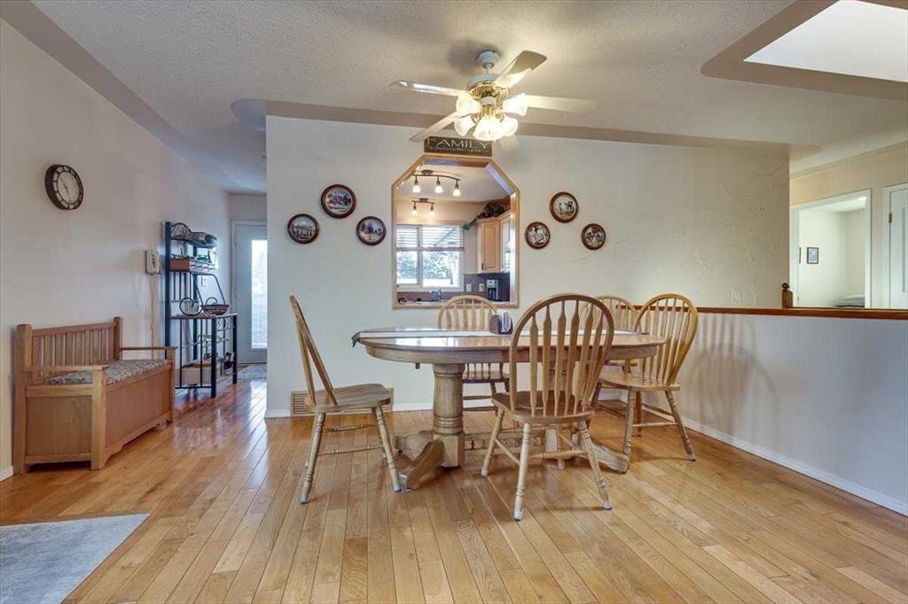 40 Nielsen Close, Red Deer, AB - Indoor Photo Showing Dining Room