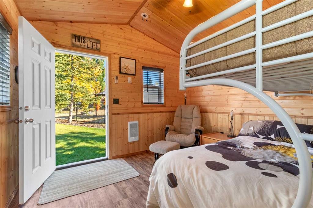160A-10042 Township Road 422, Rural Ponoka County, AB - Indoor Photo Showing Bedroom