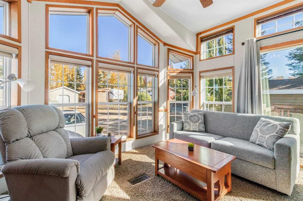 160A-10042 Township Road 422, Rural Ponoka County, AB - Indoor Photo Showing Living Room