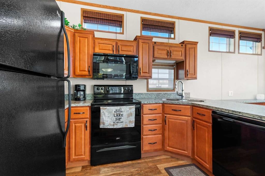 160A-10042 Township Road 422, Rural Ponoka County, AB - Indoor Photo Showing Kitchen With Double Sink
