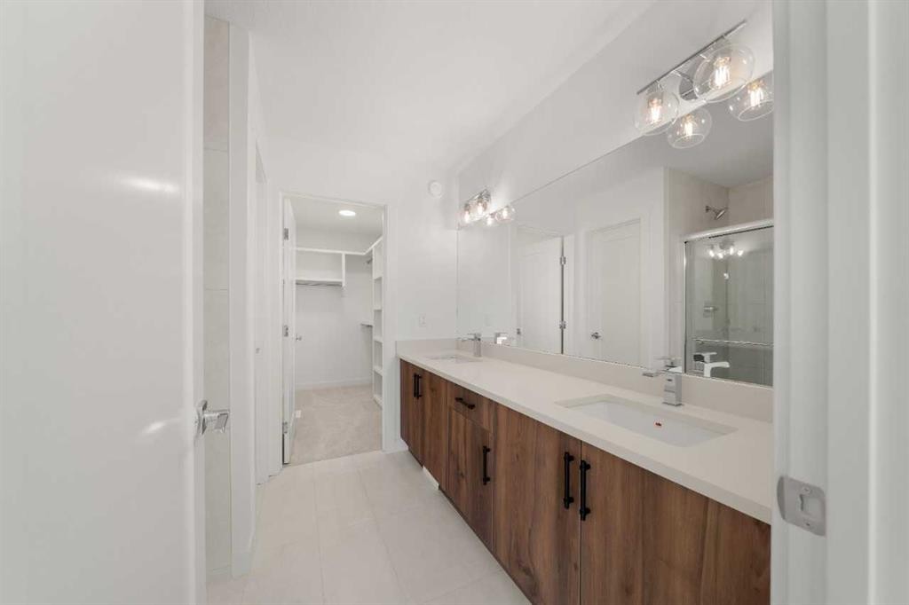 87 Heritage Manor, Cochrane, AB - Indoor Photo Showing Bathroom