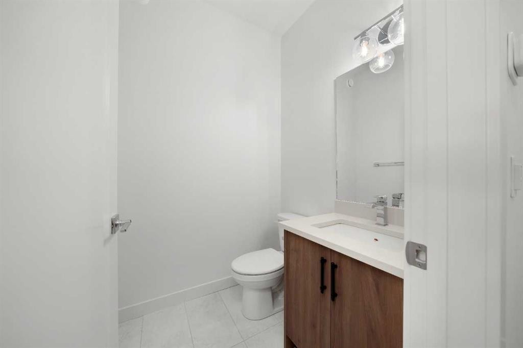 87 Heritage Manor, Cochrane, AB - Indoor Photo Showing Bathroom
