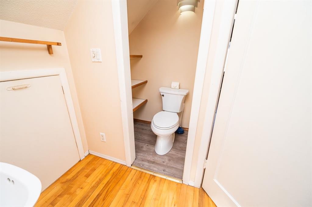 5811 43 Avenue, Red Deer, AB - Indoor Photo Showing Bathroom