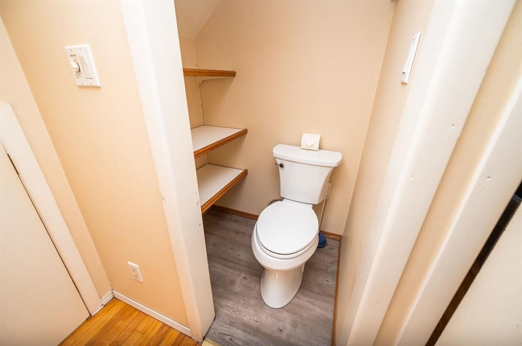 5811 43 Avenue, Red Deer, AB - Indoor Photo Showing Bathroom