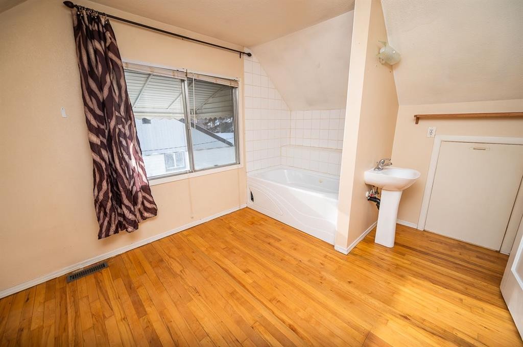 5811 43 Avenue, Red Deer, AB - Indoor Photo Showing Bathroom