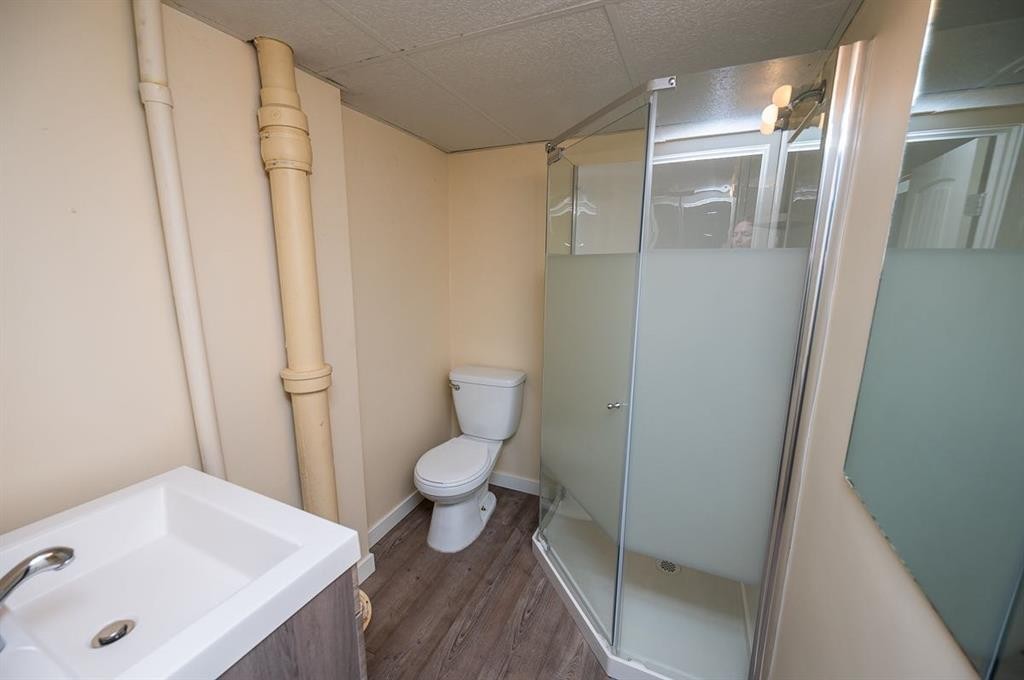 5811 43 Avenue, Red Deer, AB - Indoor Photo Showing Bathroom