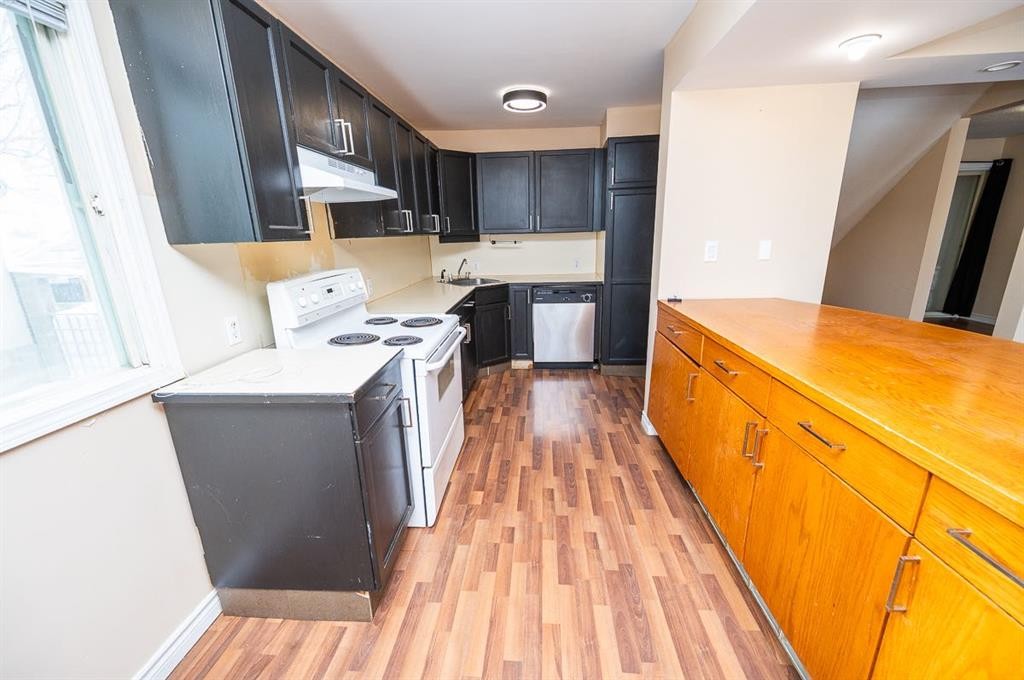 5811 43 Avenue, Red Deer, AB - Indoor Photo Showing Kitchen