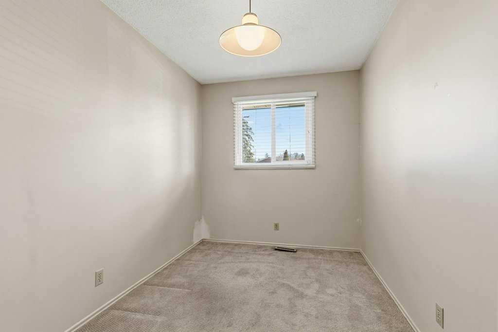 40 Neal Close, Red Deer, AB - Indoor Photo Showing Other Room