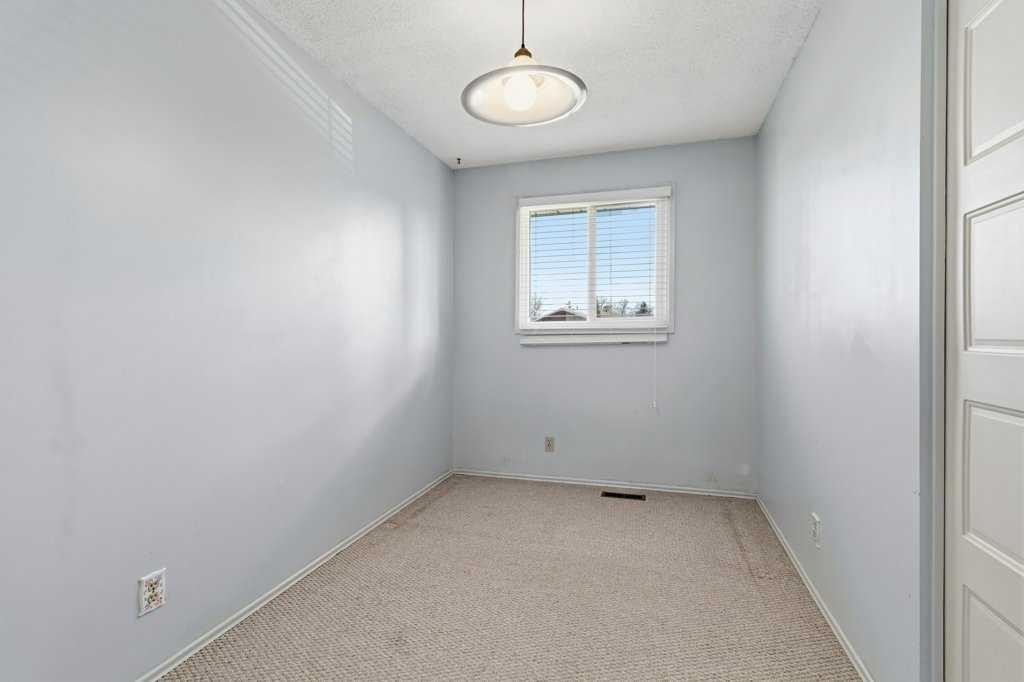 40 Neal Close, Red Deer, AB - Indoor Photo Showing Other Room