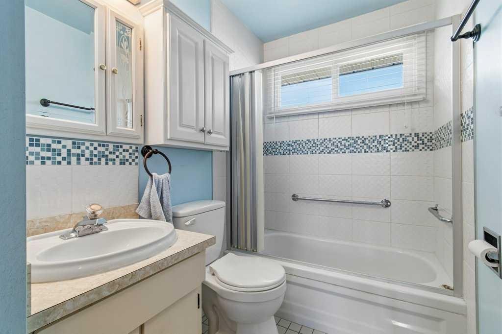 40 Neal Close, Red Deer, AB - Indoor Photo Showing Bathroom