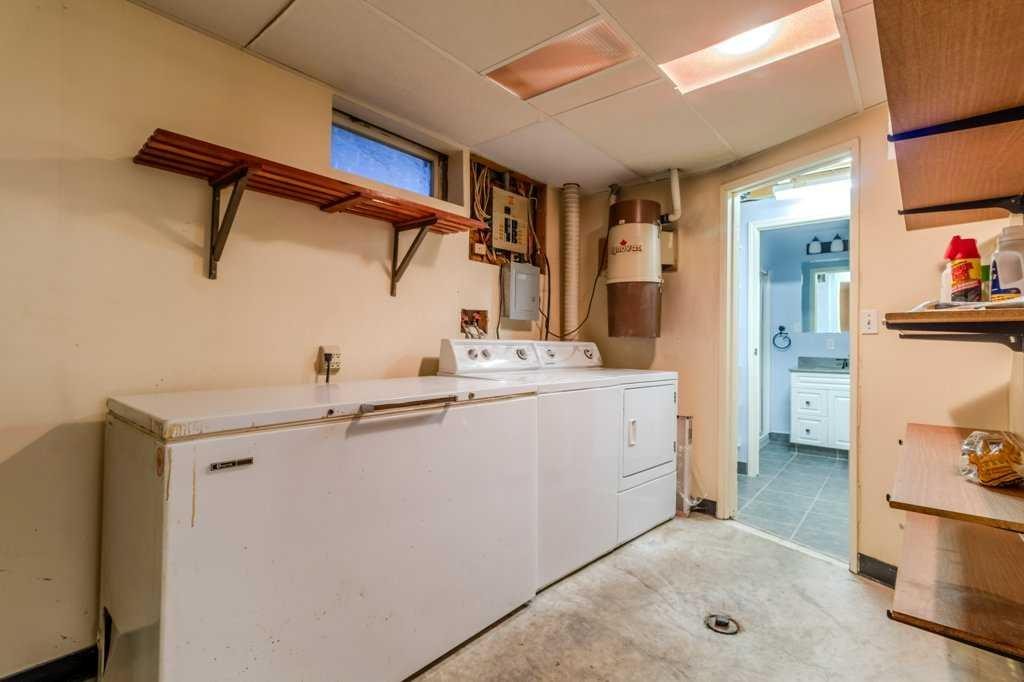40 Neal Close, Red Deer, AB - Indoor Photo Showing Laundry Room