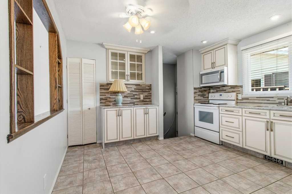 40 Neal Close, Red Deer, AB - Indoor Photo Showing Kitchen