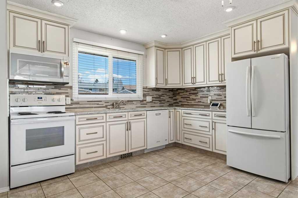 40 Neal Close, Red Deer, AB - Indoor Photo Showing Kitchen
