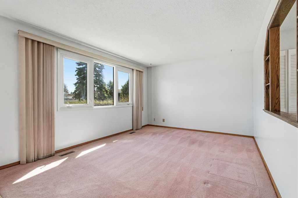 40 Neal Close, Red Deer, AB - Indoor Photo Showing Other Room