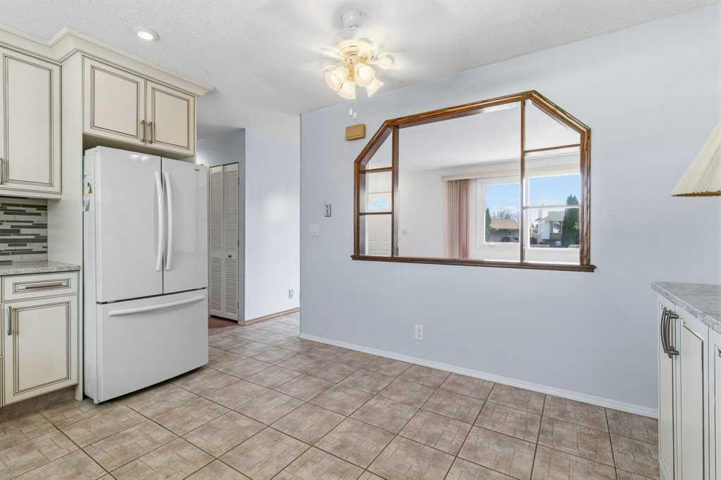 40 Neal Close, Red Deer, AB - Indoor Photo Showing Kitchen