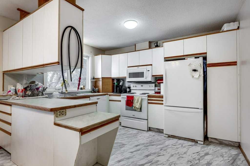 35 Ayers Avenue, Red Deer, AB - Indoor Photo Showing Kitchen