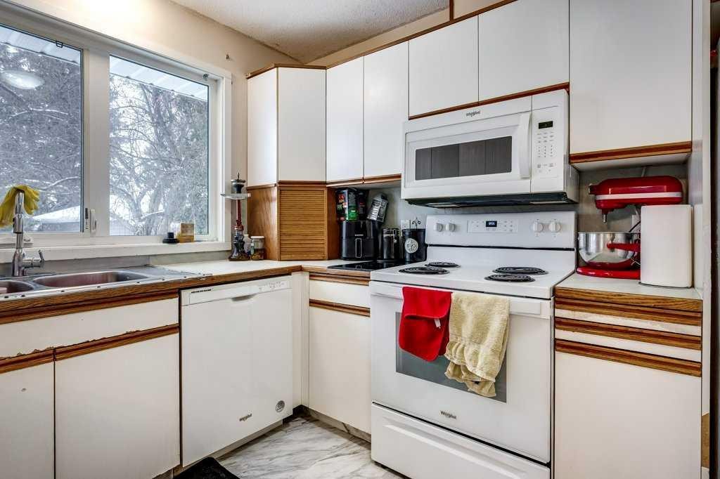 35 Ayers Avenue, Red Deer, AB - Indoor Photo Showing Kitchen With Double Sink