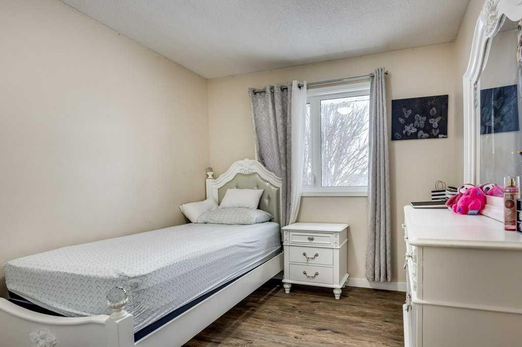 35 Ayers Avenue, Red Deer, AB - Indoor Photo Showing Bedroom