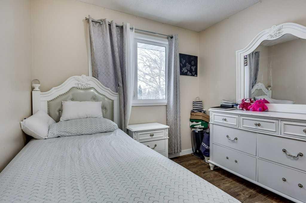 35 Ayers Avenue, Red Deer, AB - Indoor Photo Showing Bedroom
