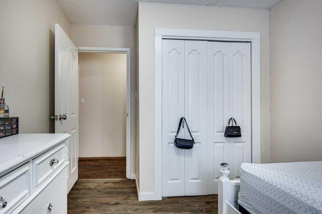 35 Ayers Avenue, Red Deer, AB - Indoor Photo Showing Bedroom