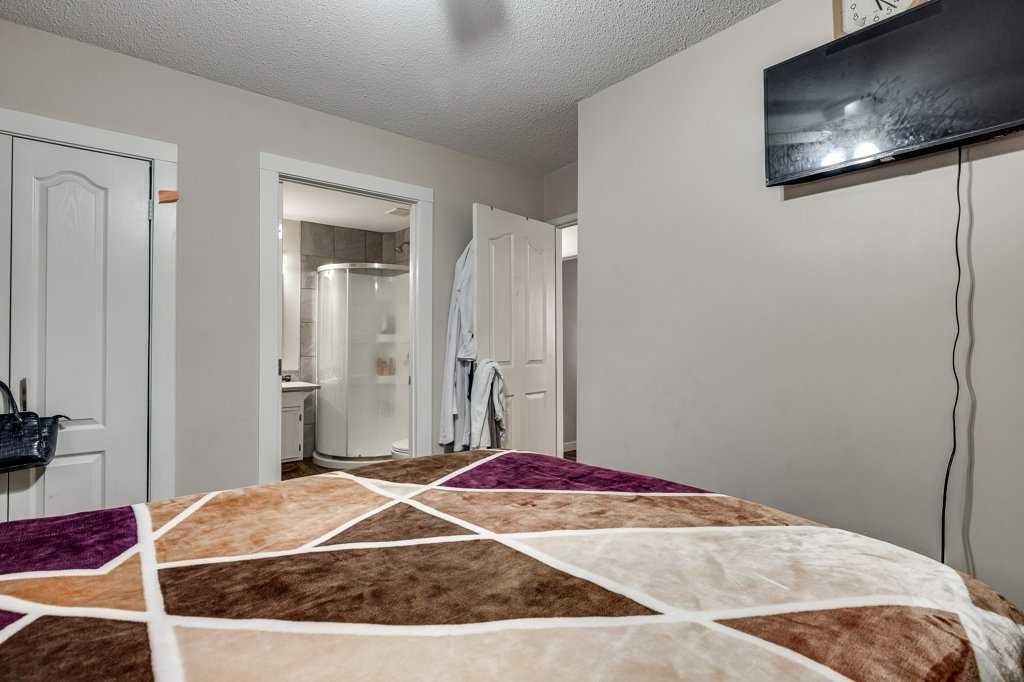 35 Ayers Avenue, Red Deer, AB - Indoor Photo Showing Bedroom