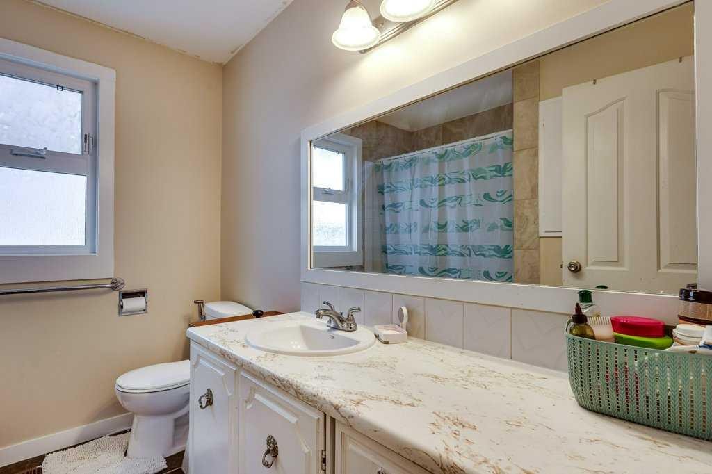 35 Ayers Avenue, Red Deer, AB - Indoor Photo Showing Bathroom