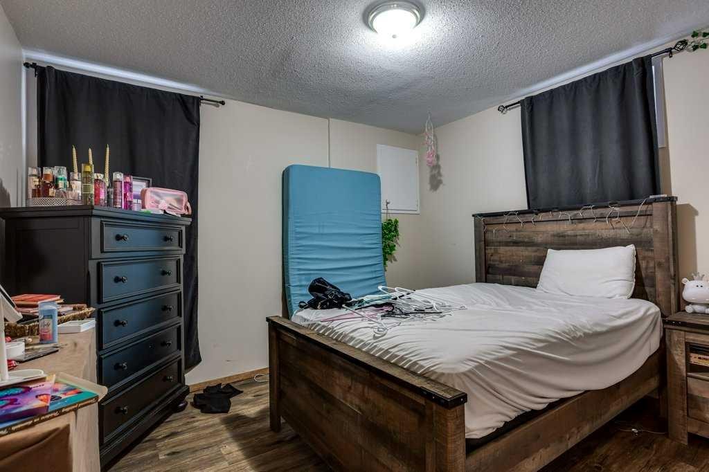 35 Ayers Avenue, Red Deer, AB - Indoor Photo Showing Bedroom