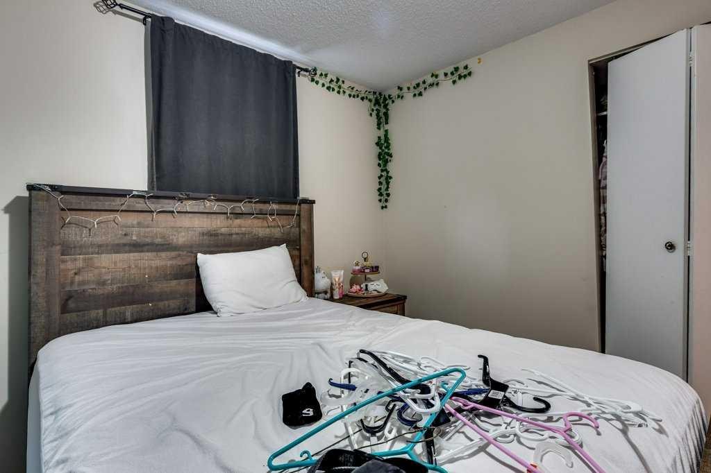 35 Ayers Avenue, Red Deer, AB - Indoor Photo Showing Bedroom