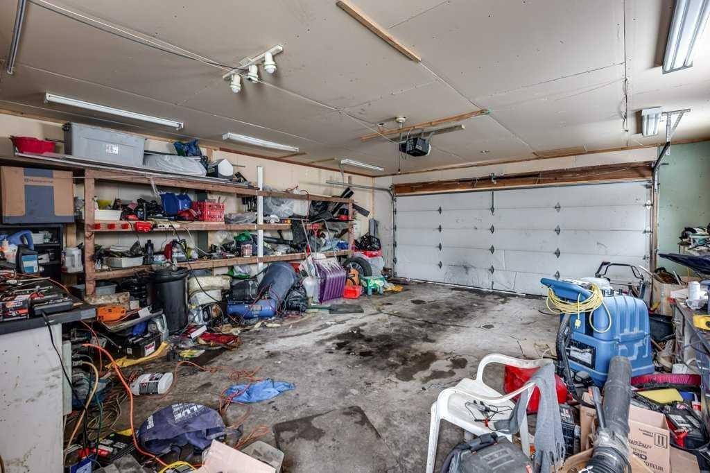 35 Ayers Avenue, Red Deer, AB - Indoor Photo Showing Garage