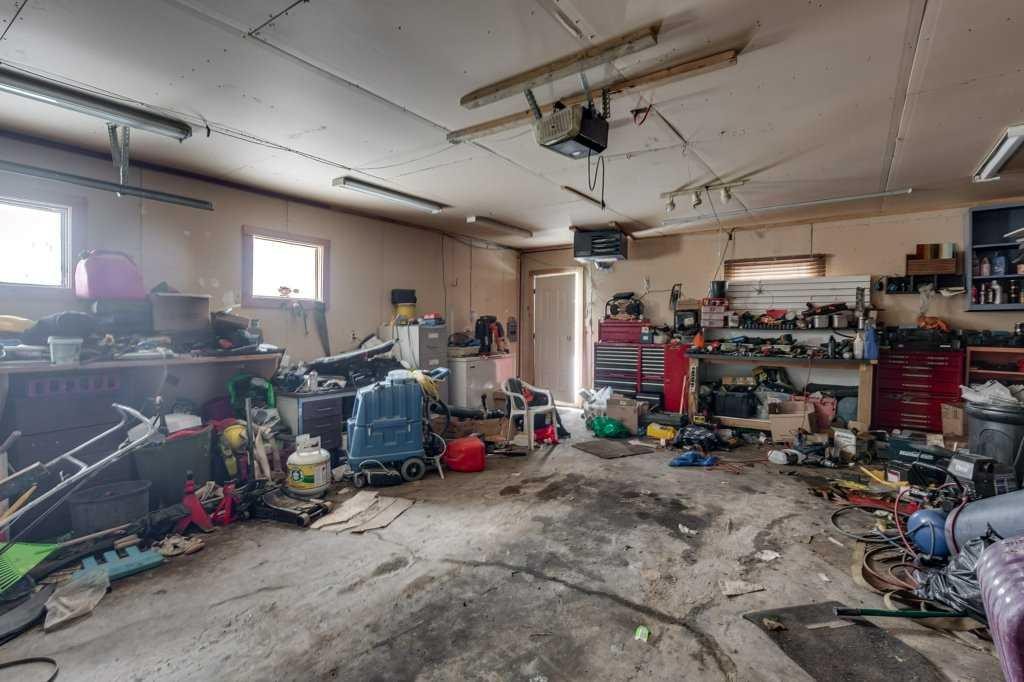 35 Ayers Avenue, Red Deer, AB - Indoor Photo Showing Garage