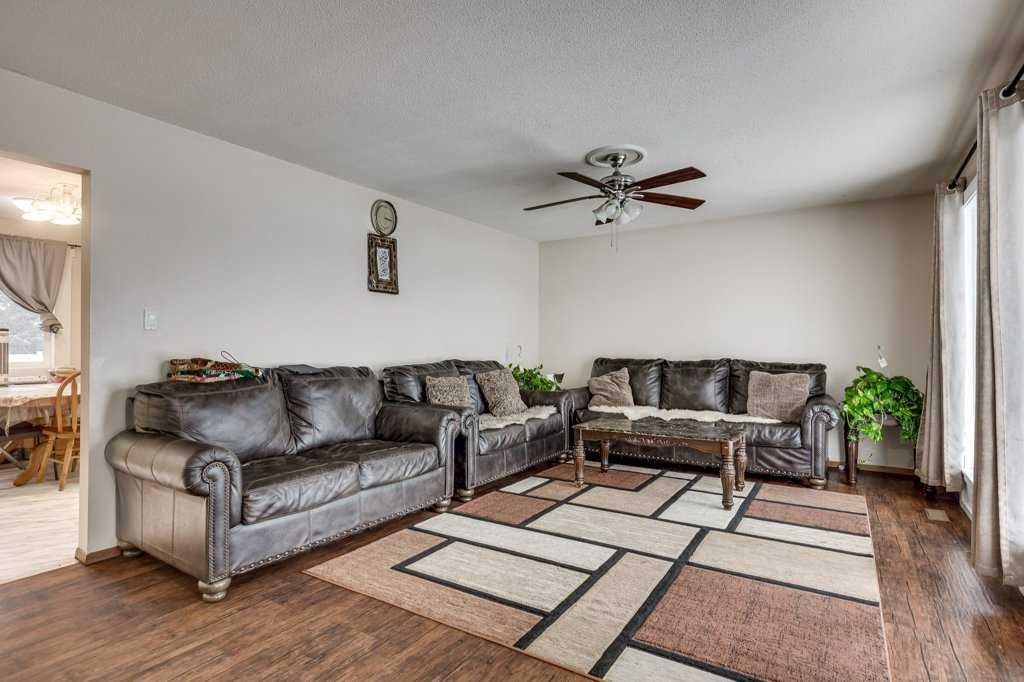 35 Ayers Avenue, Red Deer, AB - Indoor Photo Showing Living Room