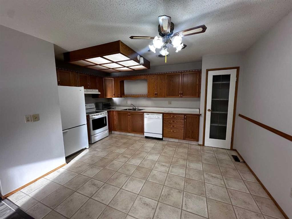 202 Ebert Close, Red Deer, AB - Indoor Photo Showing Kitchen With Double Sink