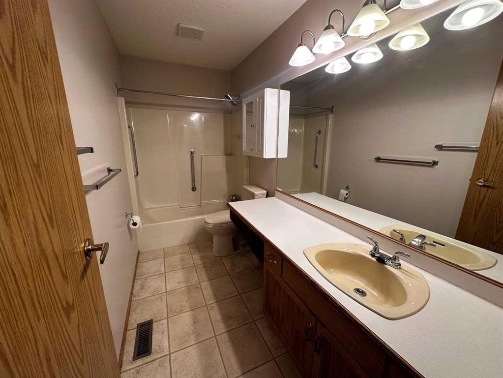 202 Ebert Close, Red Deer, AB - Indoor Photo Showing Bathroom