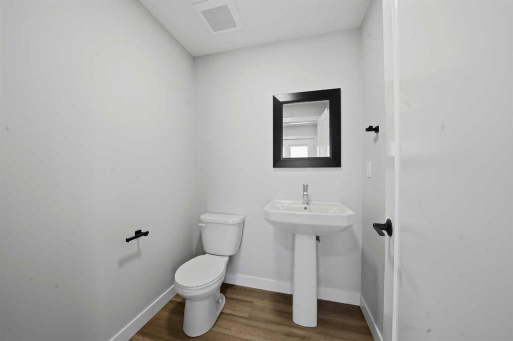 17 Gray Close, Sylvan Lake, AB - Indoor Photo Showing Bathroom