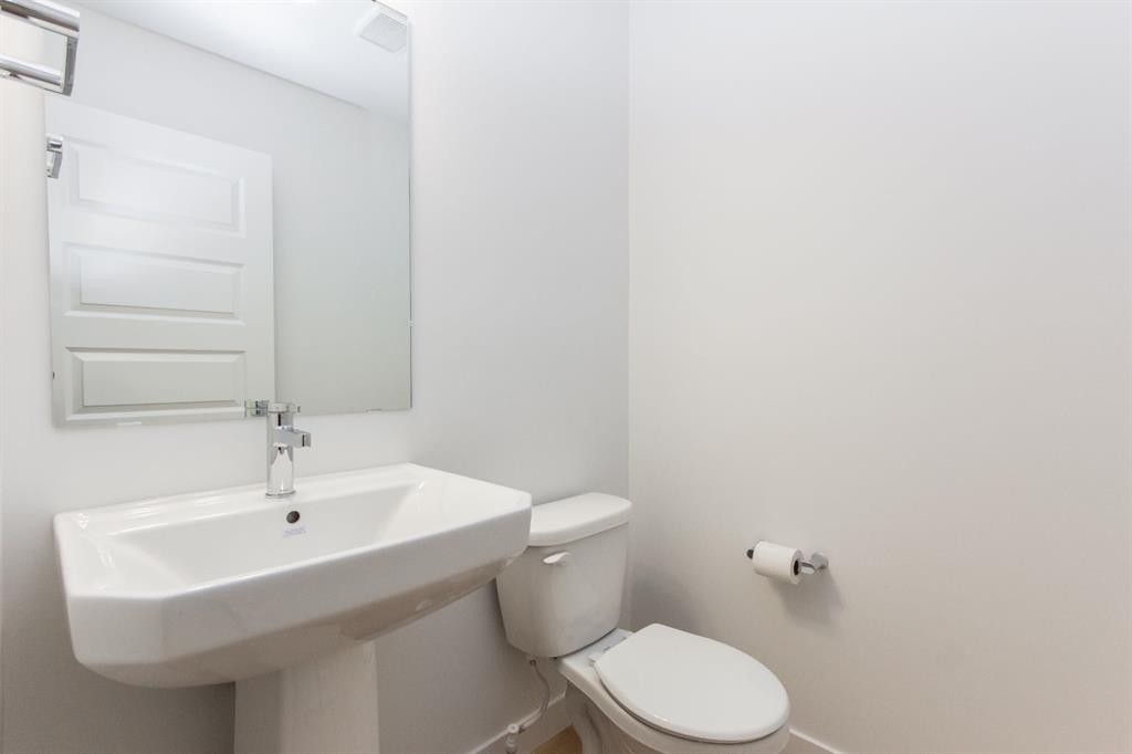 12 Trinity Street, Lacombe, AB - Indoor Photo Showing Bathroom