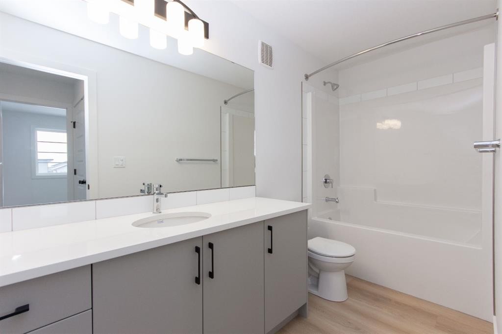 12 Trinity Street, Lacombe, AB - Indoor Photo Showing Bathroom