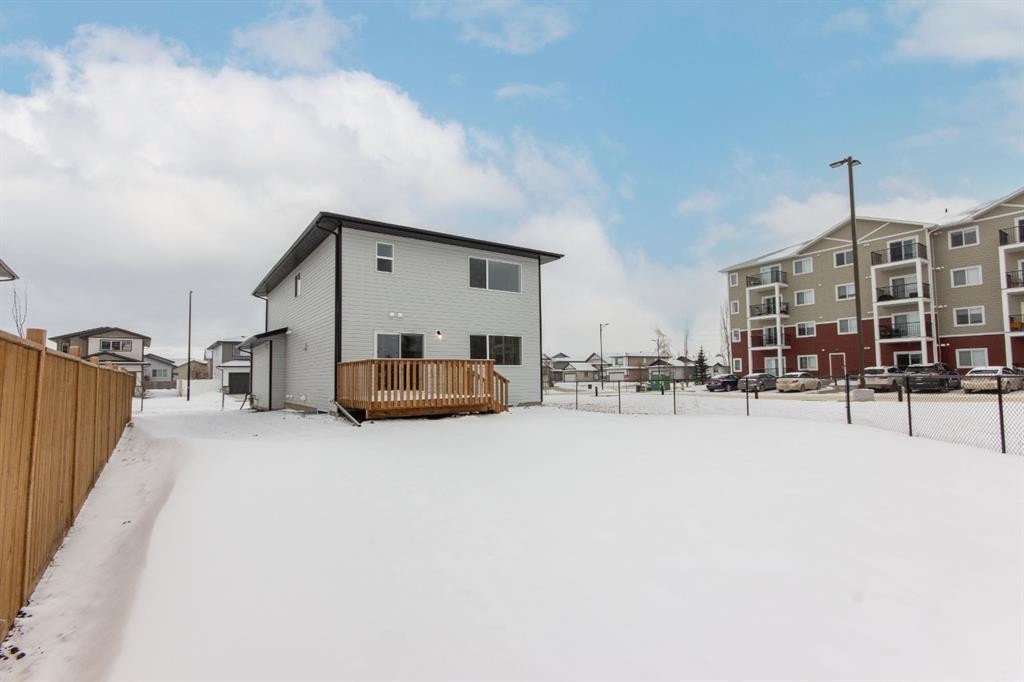 12 Trinity Street, Lacombe, AB - Outdoor