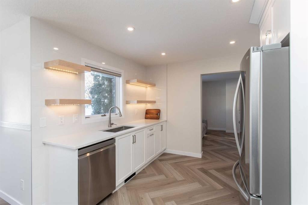 10 Pickwick Lane, Lacombe, AB - Indoor Photo Showing Kitchen With Upgraded Kitchen
