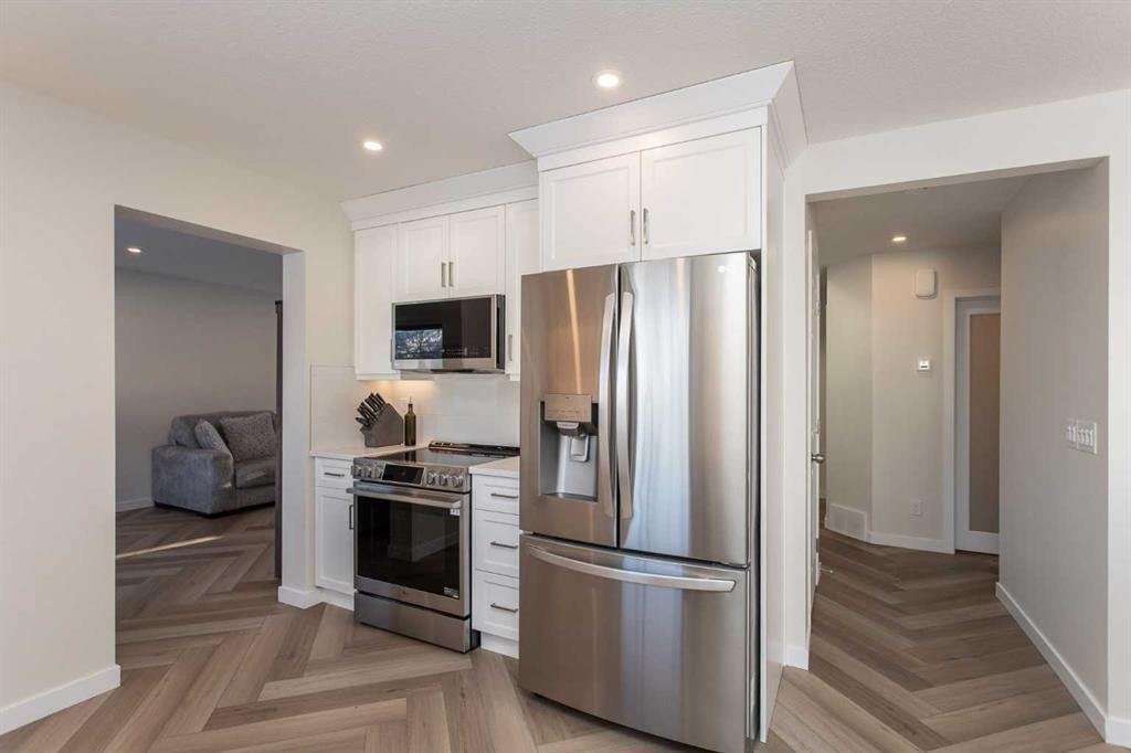 10 Pickwick Lane, Lacombe, AB - Indoor Photo Showing Kitchen