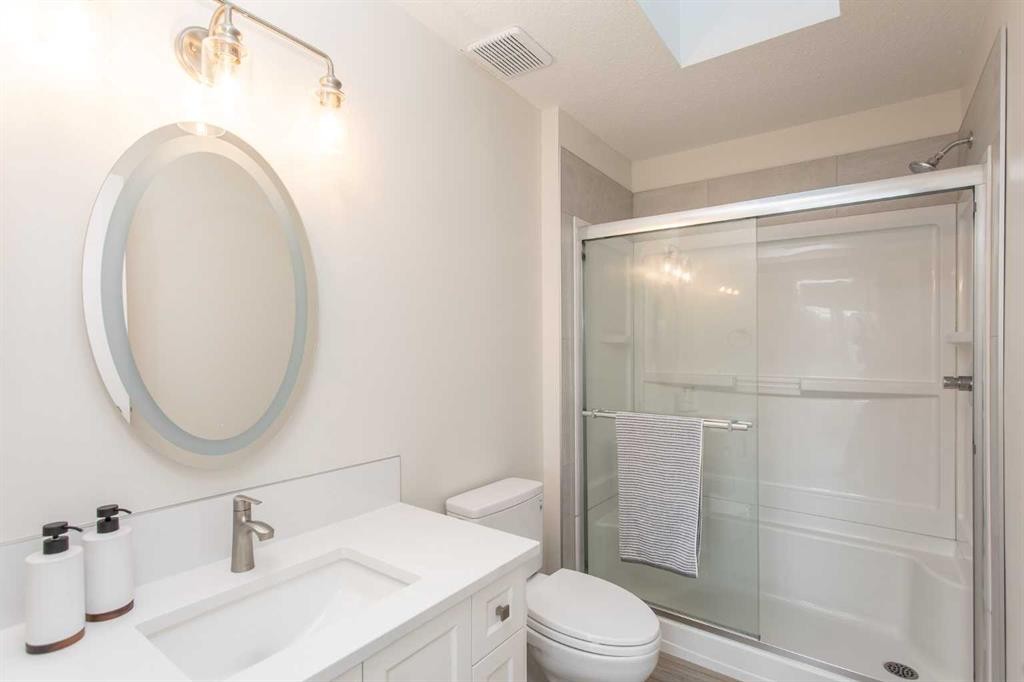 10 Pickwick Lane, Lacombe, AB - Indoor Photo Showing Bathroom