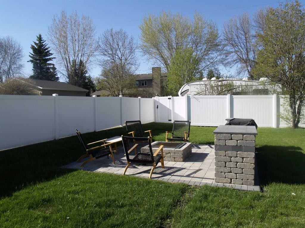 10 Pickwick Lane, Lacombe, AB - Outdoor
