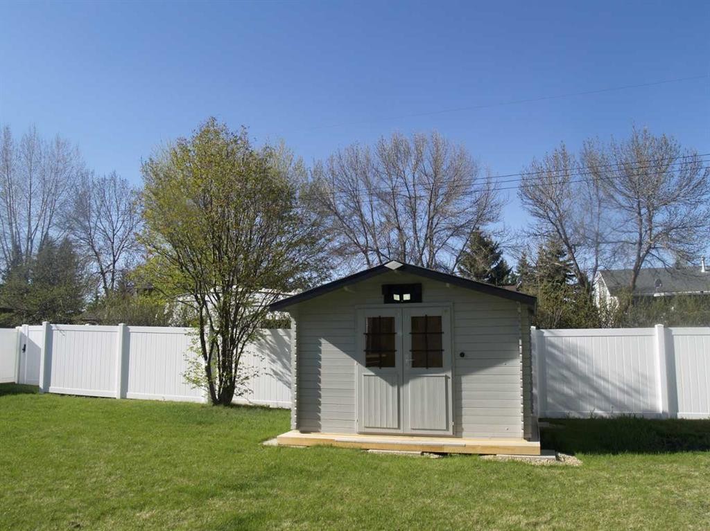 10 Pickwick Lane, Lacombe, AB - Outdoor