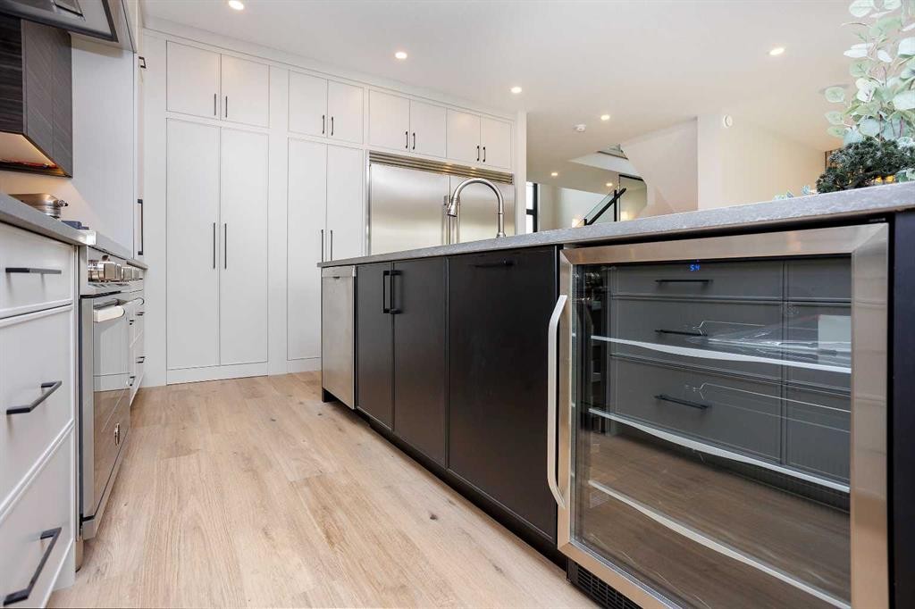 125 Emerald Drive, Red Deer, AB - Indoor Photo Showing Kitchen With Upgraded Kitchen