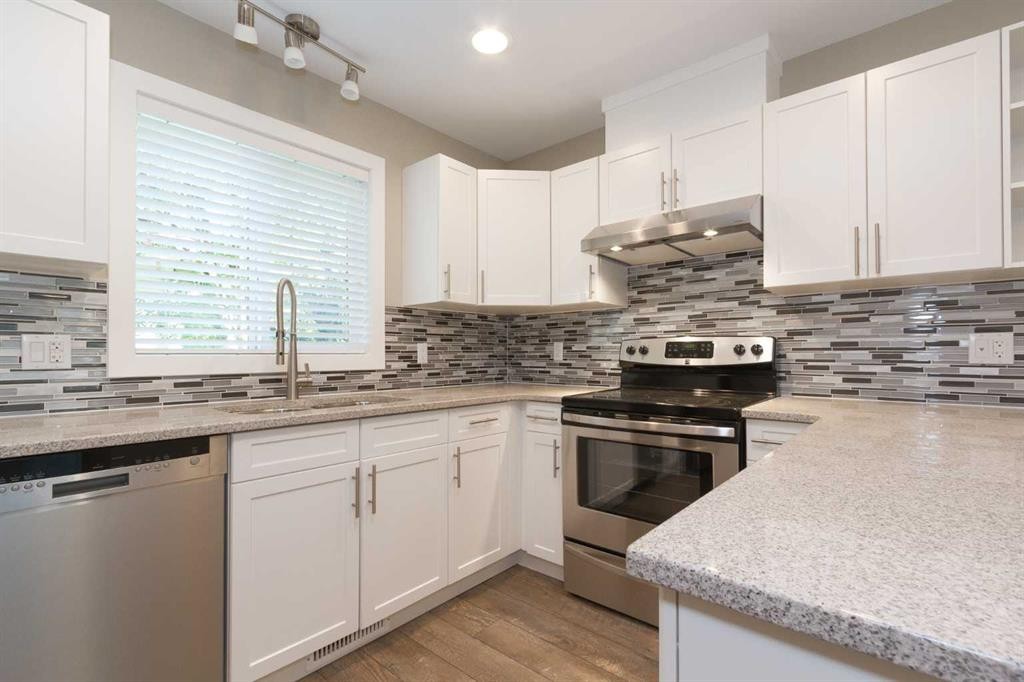 12504 119 Avenue Nw, Edmonton, AB - Indoor Photo Showing Kitchen With Upgraded Kitchen