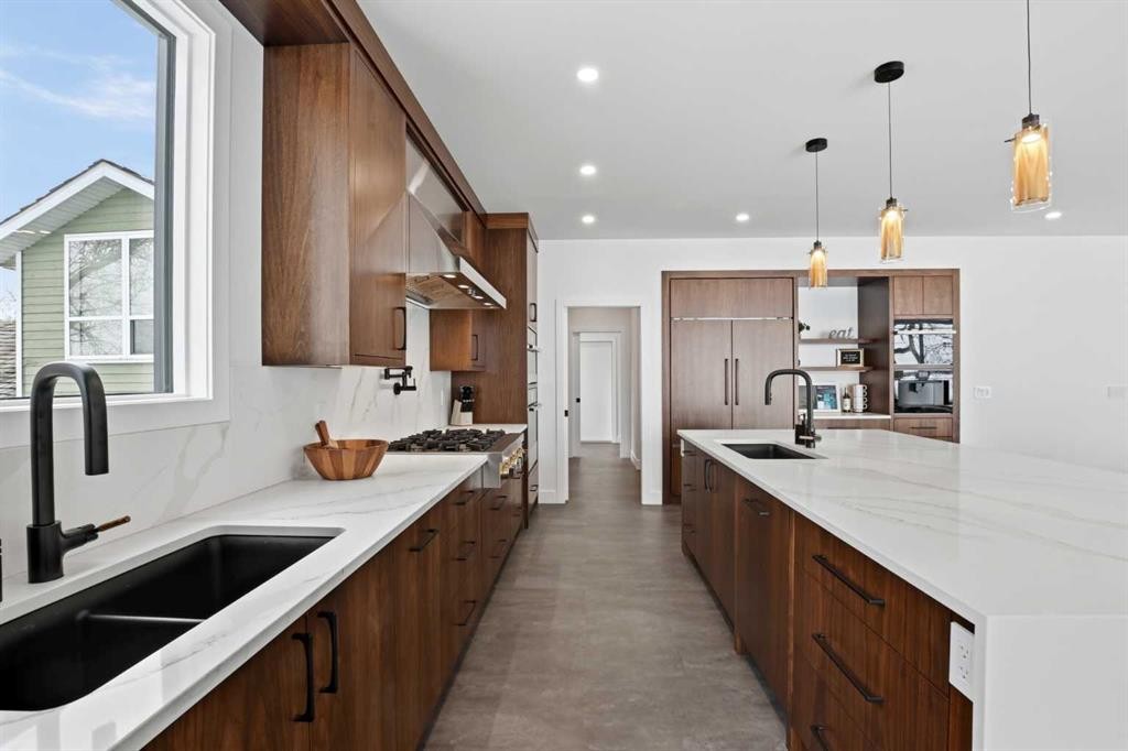 158 Jarvis Bay Drive, Jarvis Bay, AB - Indoor Photo Showing Kitchen With Double Sink With Upgraded Kitchen