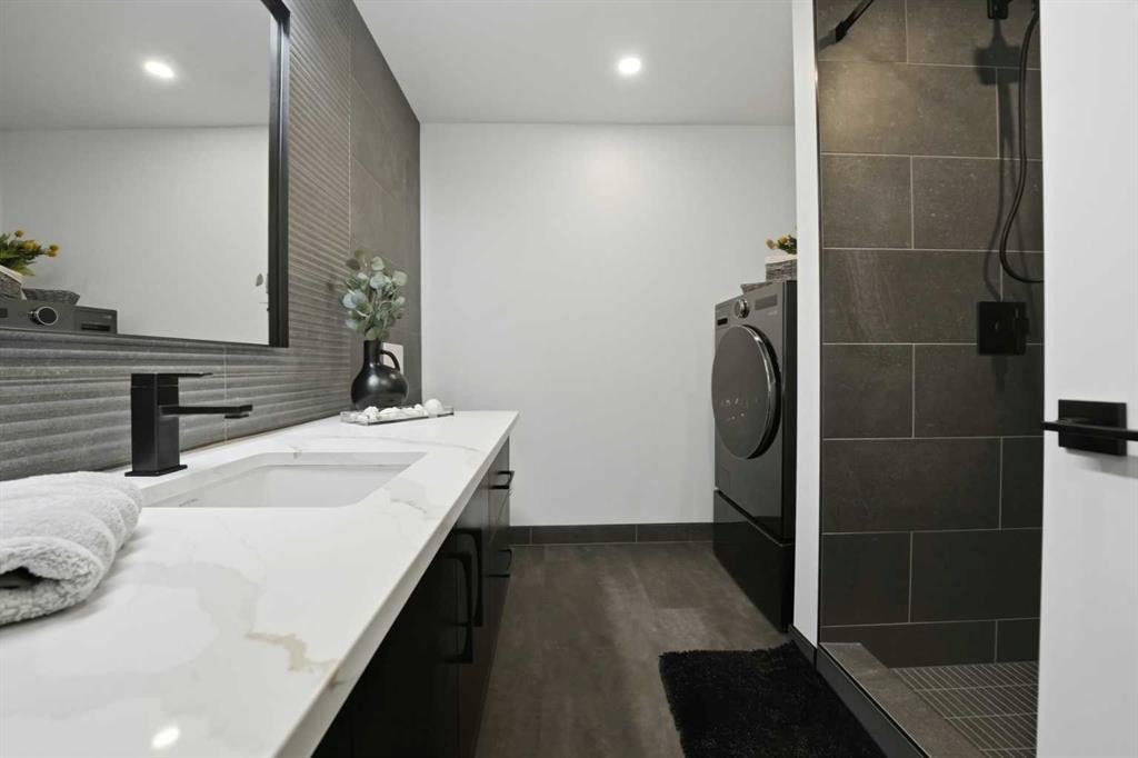 158 Jarvis Bay Drive, Jarvis Bay, AB - Indoor Photo Showing Laundry Room