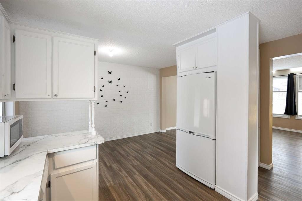 70 Mclevin Crescent, Red Deer, AB - Indoor Photo Showing Kitchen