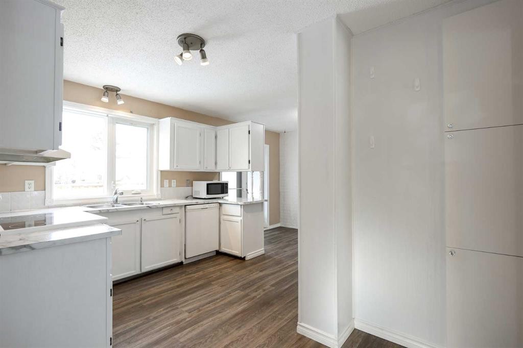 70 Mclevin Crescent, Red Deer, AB - Indoor Photo Showing Kitchen
